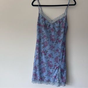 Motel mini dress with a slit in blue